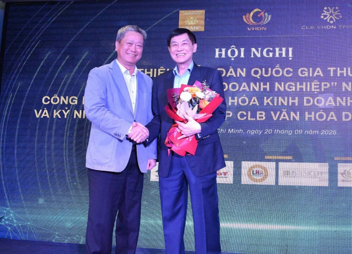 Ông Hồ Anh Tuấn chủ tịch HH PT VHDN VN tặng hoa cám ơn Ông Jonathan Hạnh Nguyễn Chủ tịch ICC...sau phát biểu chia sẻ hành trình xây dựng VHDN tại Tập đoàn của mình