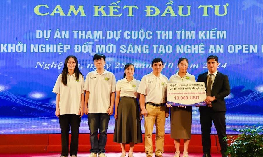 Doanh nghiệp trao Quỹ đầu tư cho các dự án đạt giải tại Lễ trao giải Cuộc thi Tìm kiếm khởi nghiệp đổi mới sáng tạo Nghệ An mở rộng năm 2024.