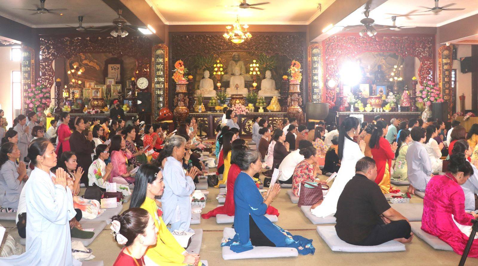 Đông đảo doanh nghiệp và Phật tử tham dự 