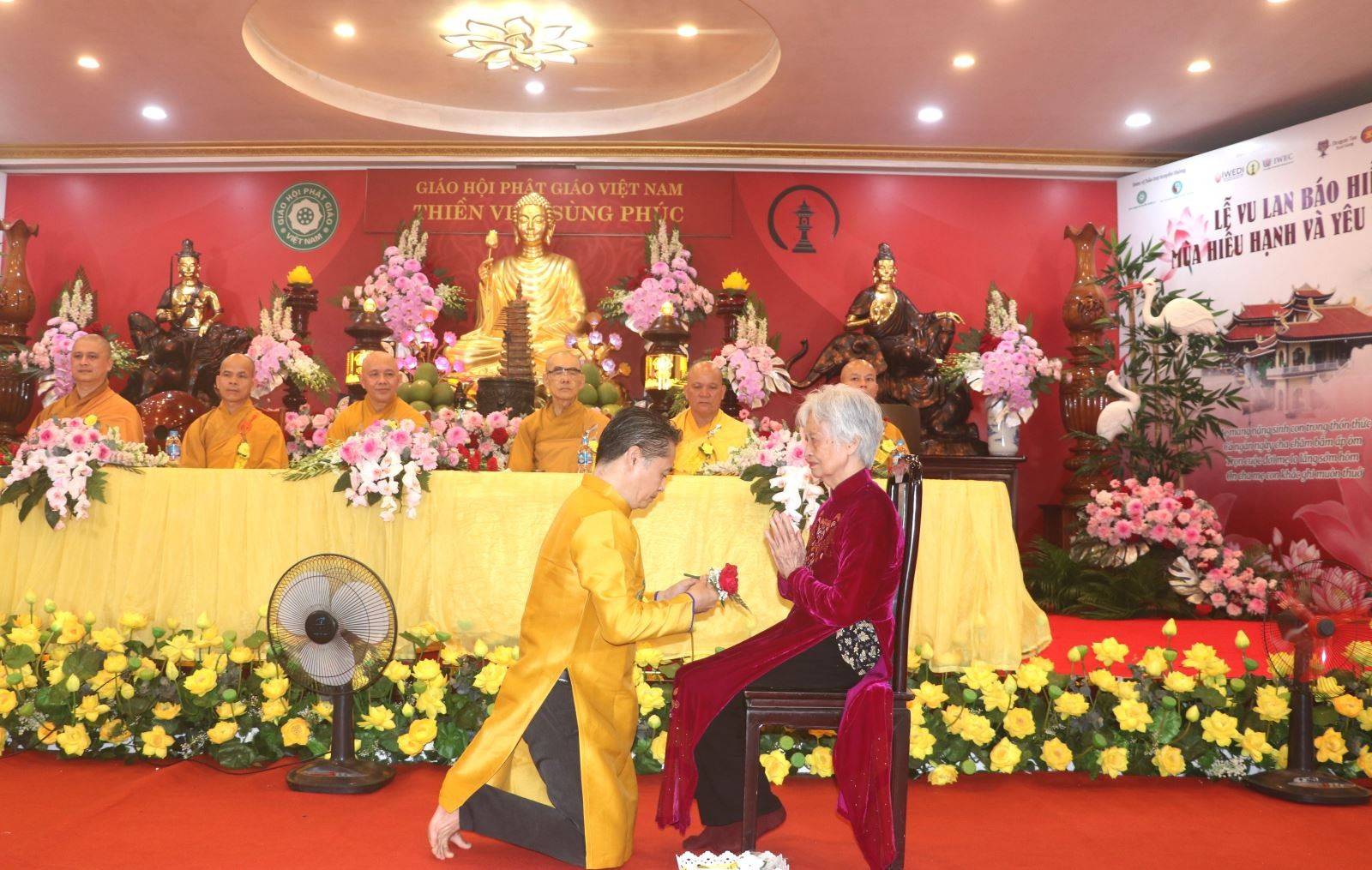 Ông Nguyễn Văn Hiệp - Phó Chủ tịch Hội đồng Bảo trợ và Phát triển IWEDI dâng lên mẹ kính yêu của mình niềm tri ân sâu sắc - thay cho lời muốn nói, thể hiện tấm lòng hiếu hạnh của mình với mẹ trong lễ Vu Lan.