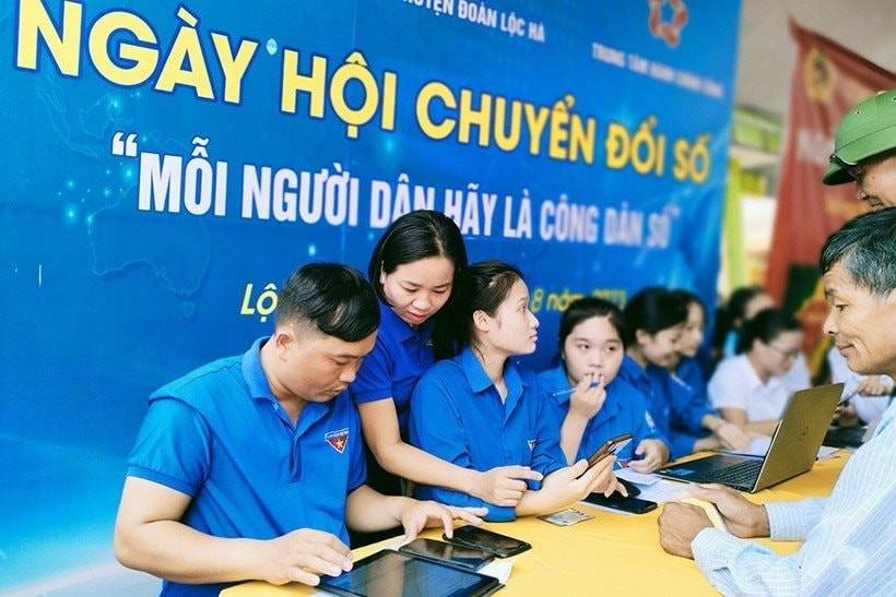 Tổi trẻ Hà Tĩnh tham gia hỗ trợ người dân chuyển đổi số