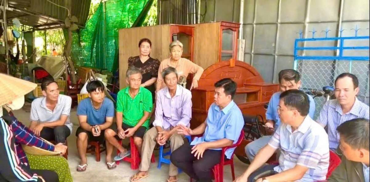 Ông Bùi Quốc Nam- Chủ tịch UBND phường Cao Lãnh( thứ 2 từ phải sang) thăm hỏi và trao tiền hỗ trợ cho người dân