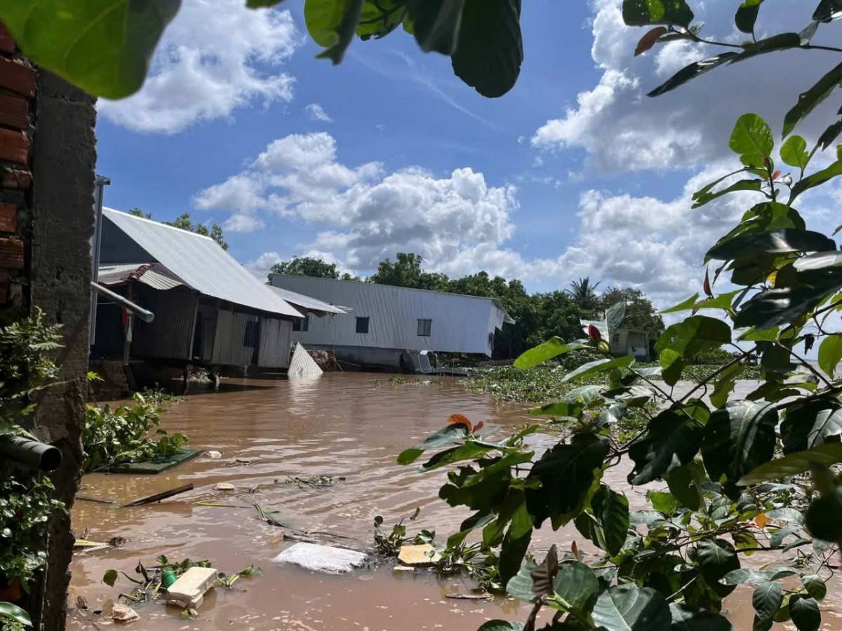 Sạt lở bờ sông Tiền khiến 7 căn nhà của  người dân bị thiệt hại