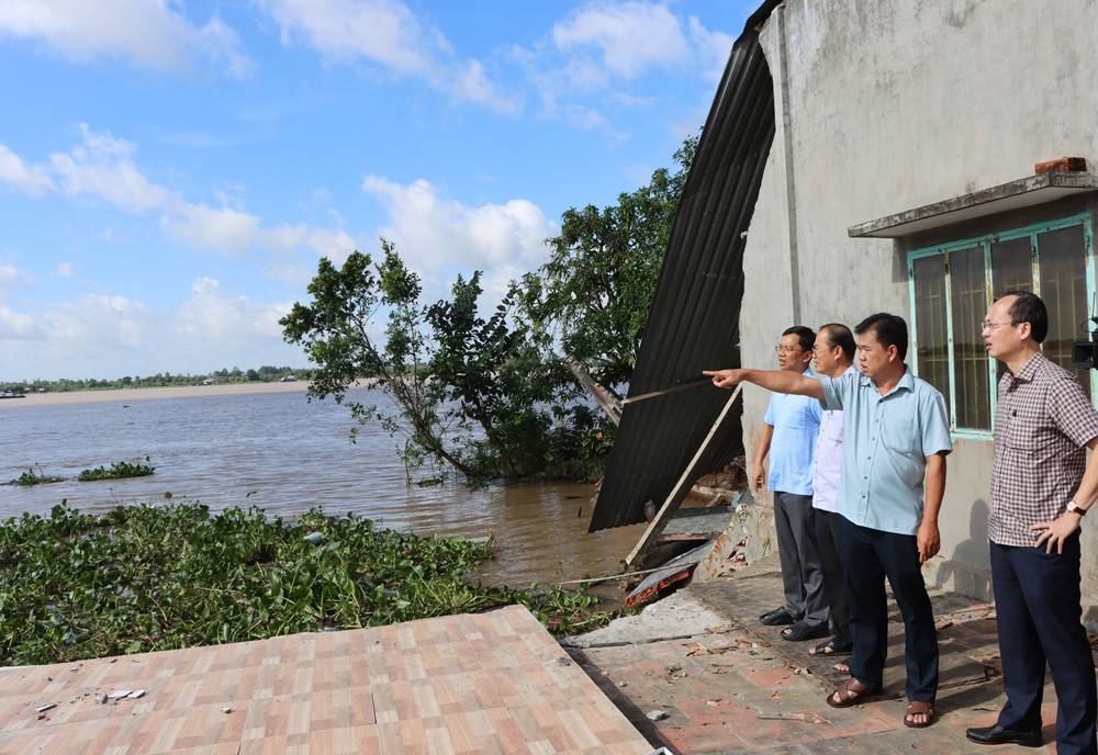 Chủ tịch Ủy ban nhân dân tỉnh (bìa phải) trực tiếp khảo sát hiện trường sạt lở