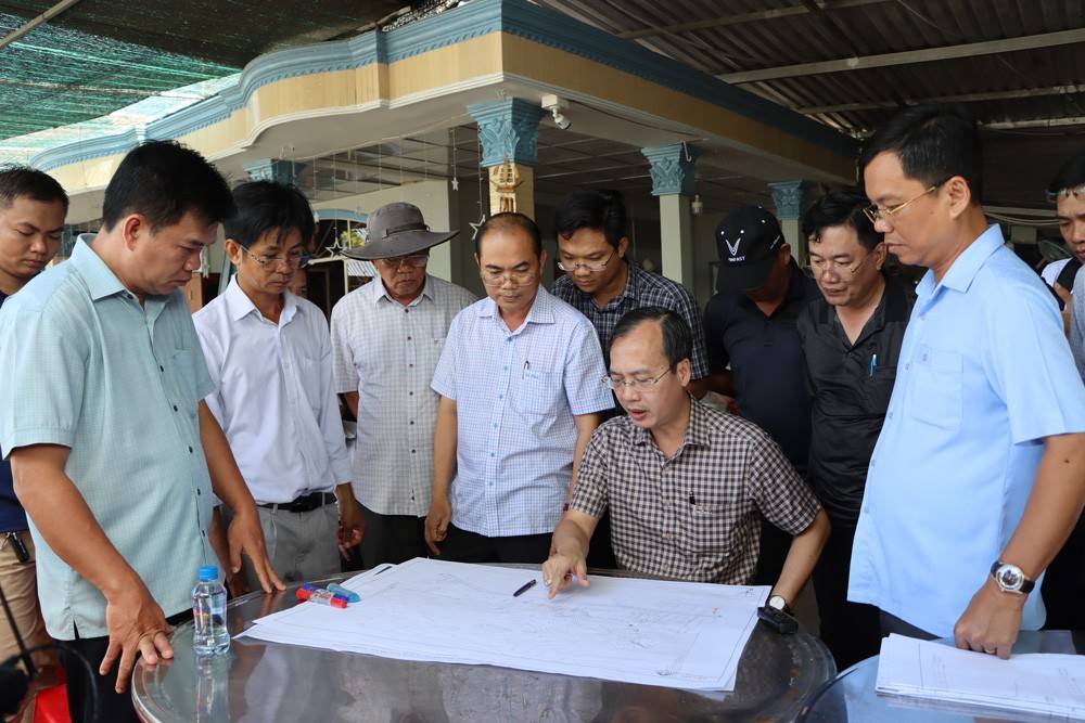 Lãnh đạo tỉnh ­khảo sát qua bản đồ đo đạc, giám sát đánh giá ổn định bờ sông Tiền