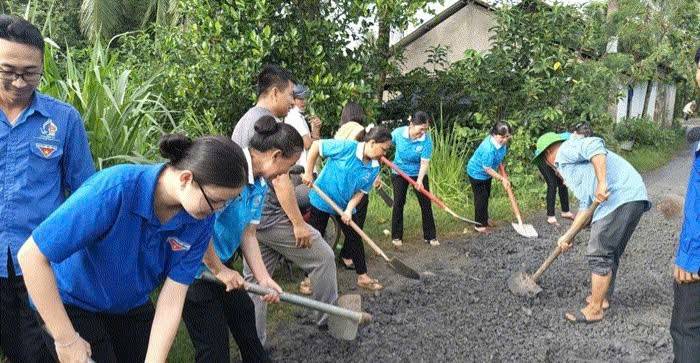 Các ban, ngành, đoàn thể, địa phương cũng sôi nổi thực hiện nhiều công trình, phần việc.  Những công trình tiêu biểu như tuyến đường hoa nông thôn mới, cầu dân sinh liên ấp, công trình “Thắp sáng đường quê”, hay mô hình “Tuyến đường sáng - xanh - sạch - đẹp - an ninh”… đã trở thành điểm nhấn nổi bật, gắn kết cộng đồng, nâng cao chất lượng đời sống Nhân dân.