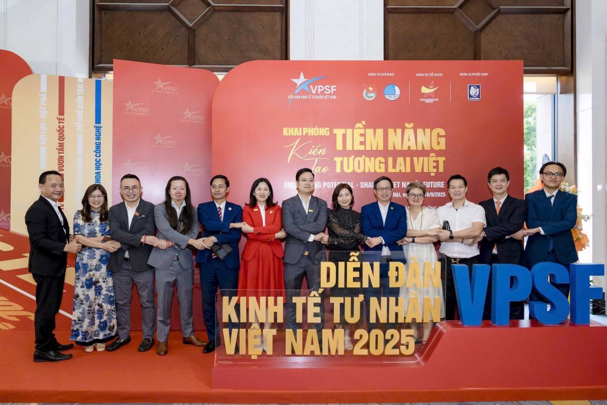 Viện trưởng Lê Dung và các đại biểu, đại diện của hội doanh nghiệp trẻ Hà Nội (HanoiBA) tham dự tại diễn đàn