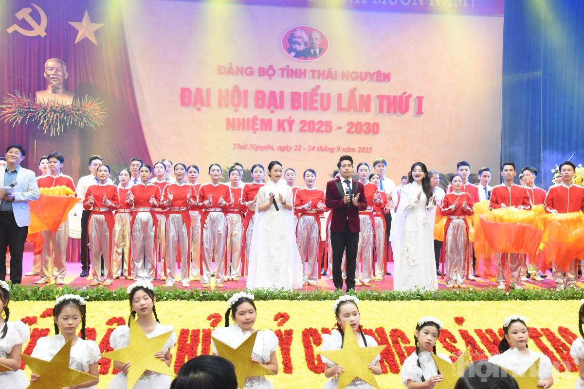 Những khoảnh khắc ấn tượng của ngày làm việc đầu tiên kỳ Đại hội Đảng bộ tỉnh Thái Nguyên