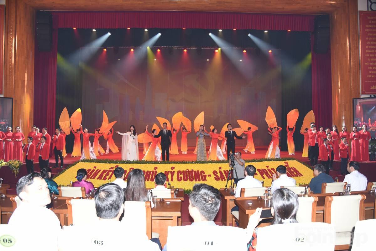 Những khoảnh khắc ấn tượng của ngày làm việc đầu tiên kỳ Đại hội Đảng bộ tỉnh Thái Nguyên