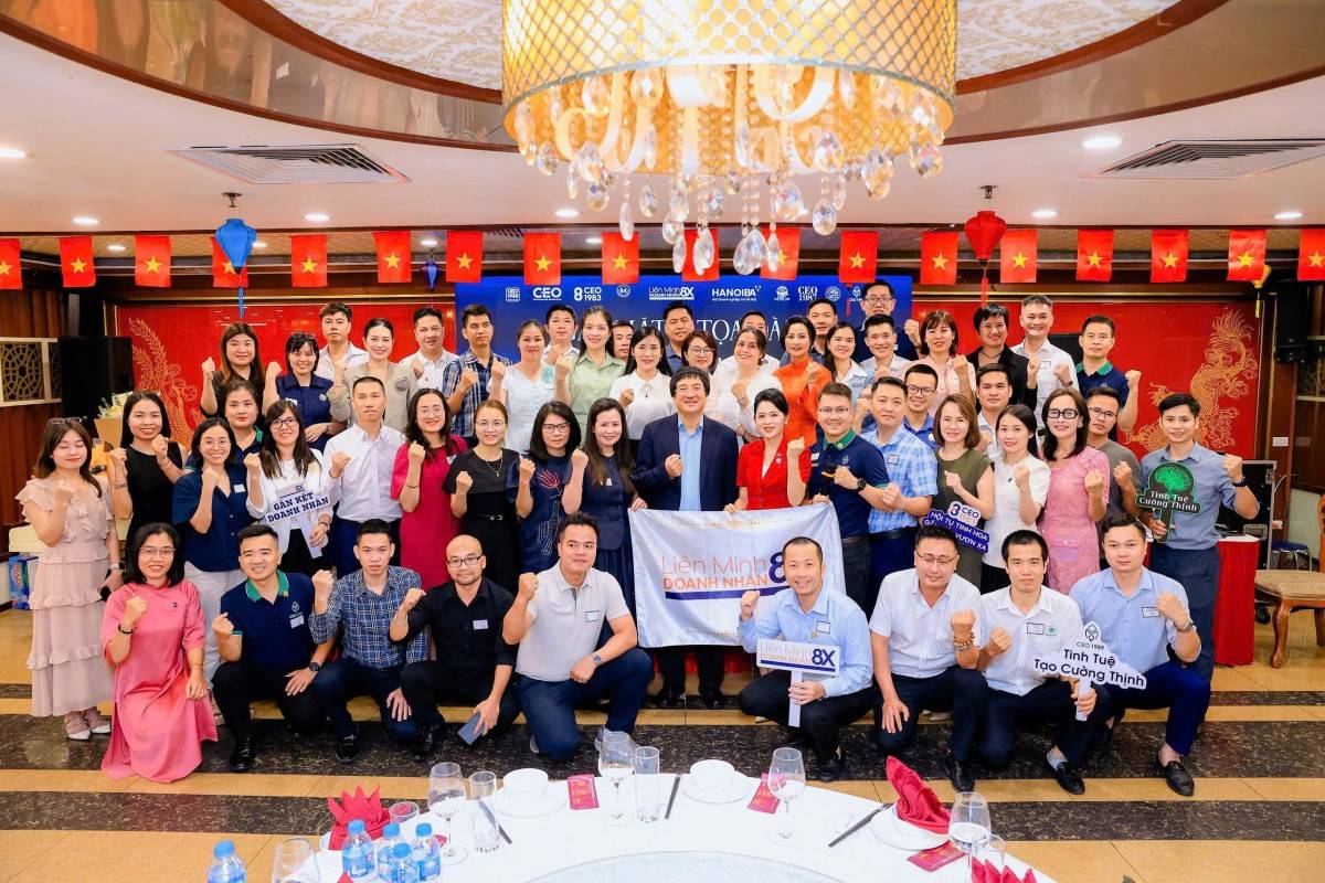 Các thành viên tham gia tọa đàm chụp ảnh lưu niệm cùng Tiến sĩ Phạm Đình Đoàn.