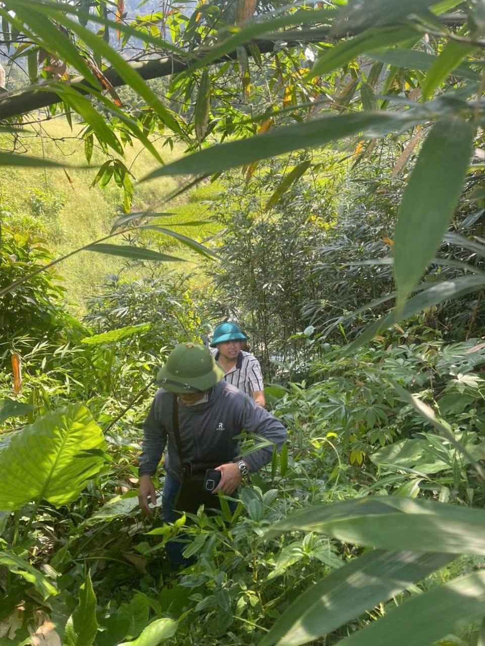 Đoàn công tác xã Tân Hợp khảo sát tiềm năng du lịch Làng Bang gắn với giảm nghèo