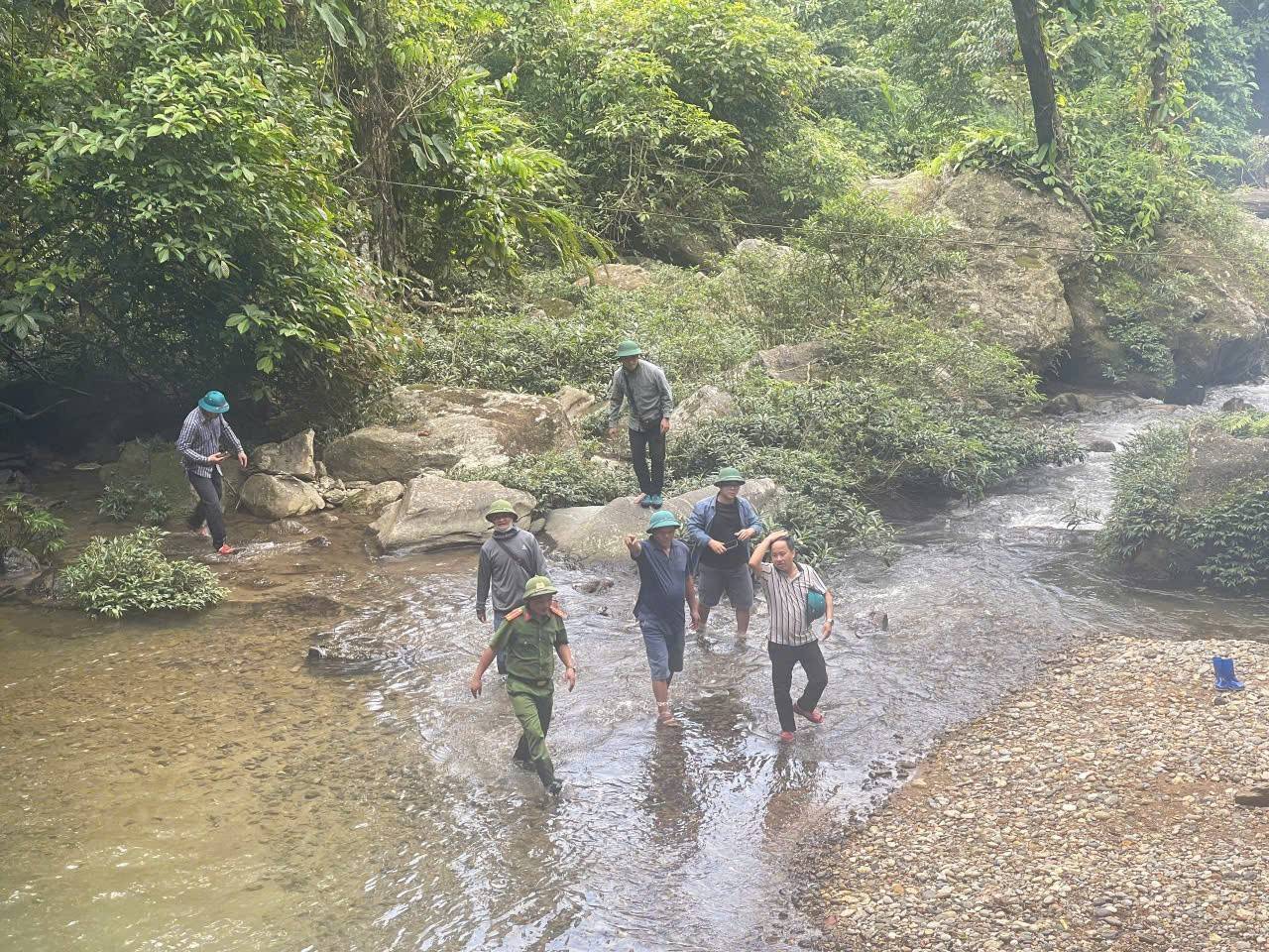 Đoàn công tác xã Tân Hợp khảo sát tiềm năng du lịch Làng Bang gắn với giảm nghèo