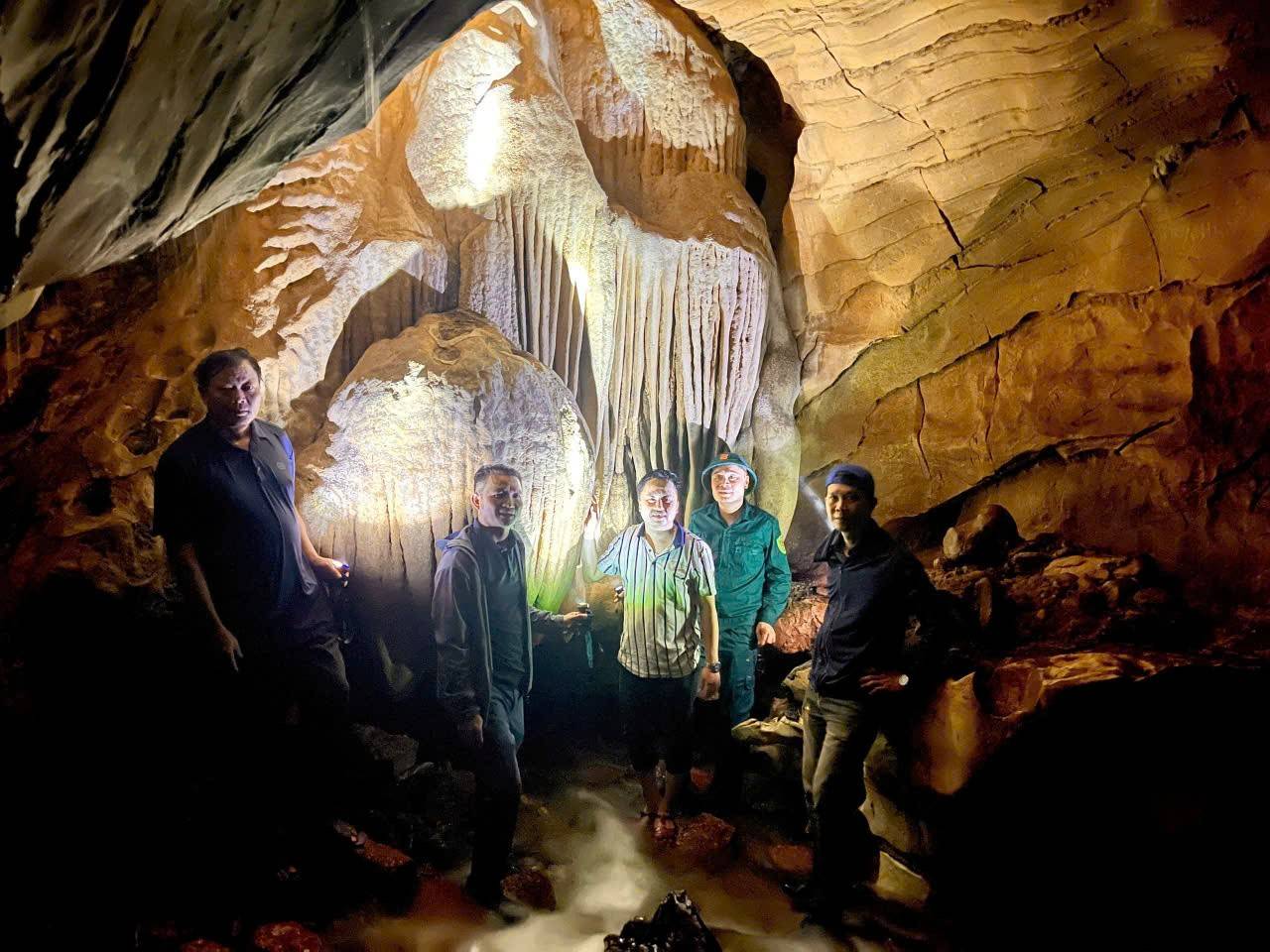 Đoàn công tác xã Tân Hợp khảo sát tiềm năng du lịch Làng Bang gắn với giảm nghèo