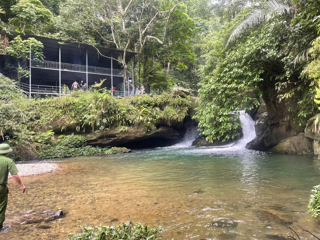 Đoàn công tác xã Tân Hợp khảo sát tiềm năng du lịch Làng Bang gắn với giảm nghèo