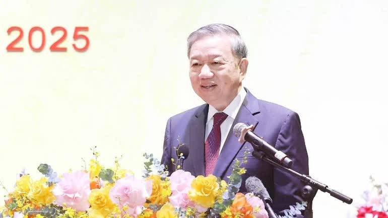 Tổng Bí thư Tô Lâm phát biểu chỉ đạo Đại hội đại biểu Đảng bộ xã Nghĩa Trụ lần thứ nhất, nhiệm kỳ 2025-2030. (Ảnh: Thống Nhất/TTXVN)