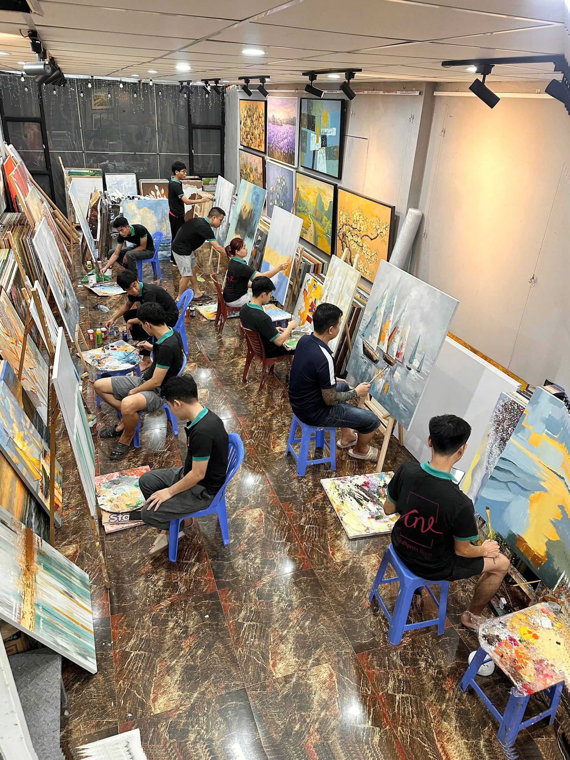 Đội ngũ họa sĩ, tại xưởng tranh Gia Nguyễn Decor (Ảnh: Đan Trần)