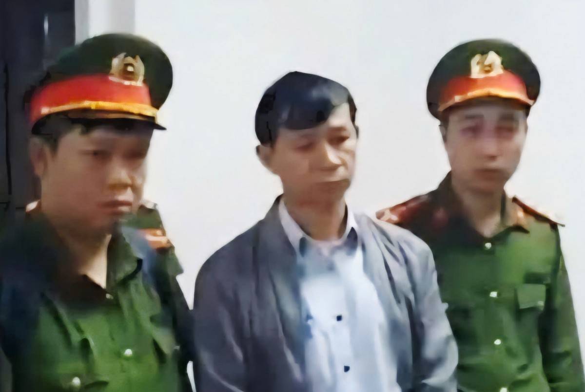 Ông Nguyễn Ngọc Hoàng, Trưởng Khoa Ngoại Thận - Tiết niệu khi bị bắt tạm giam (người đứng giữa)