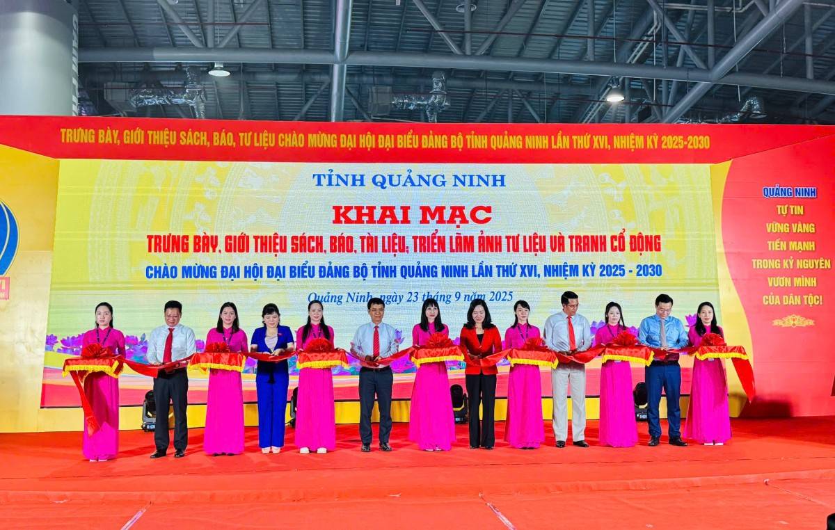 Các đại biểu cắt băng khai mạc