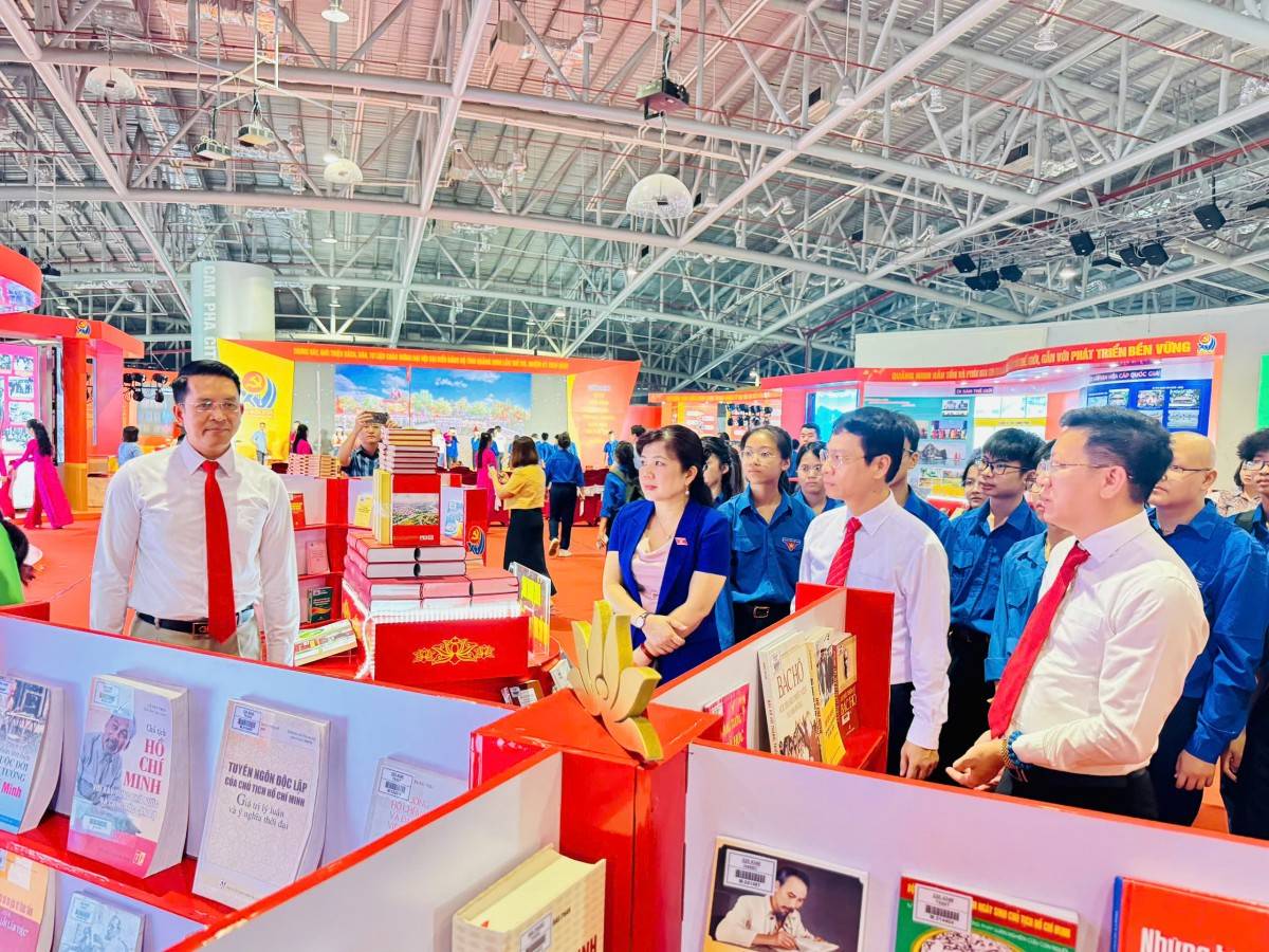 Các đại biểu tham quan khu triển lãm, trưng bày