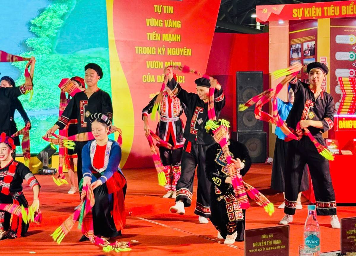 Quảng Ninh khai mạc trưng bày, triển lãm sách, báo, tư liệu và tranh cổ động chào mừng Đại hội đại biểu Đảng bộ tỉnh lần thứ XVI