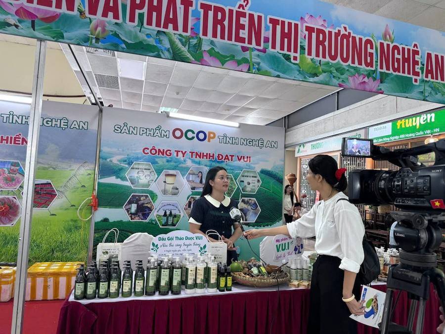 Doanh nghiệp Nghệ An tham gia Phiên chợ nông sản, đặc sản vùng miền năm 2025 do Trung tâm Xúc tiến Thương mại Nông nghiệp (Bộ Nông nghiệp và Môi trường) tổ chức tại Hà Nội