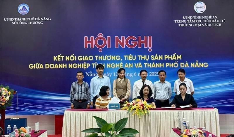 Doanh nghiệp ký kết hợp tác với các đơn vị phân phối để đưa hàng hóa vào hệ thống siêu thị tại Hội nghị kết nối giao thương, tiêu thụ sản phẩm giữa doanh nghiệp tỉnh Nghệ An và thành phố Đà Nẵng