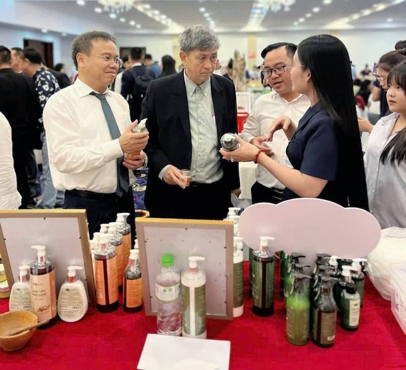 Doanh nghiệp Nghệ An giới thiệu sản phẩm với các đại biểu tại Hội nghị kết nối giao thương giữa các nhà cung cấp Khu vực Bắc Trung Bộ với các nhà phân phối nước ngoài tại tỉnh Quảng Trị năm 2025
