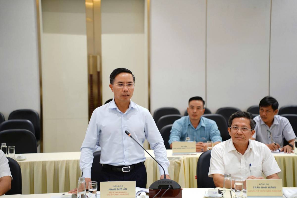 Ông Phạm Đức Ấn, Chủ tịch UBND thành phố Đà Nẵng thị sát vận động doanh nghiệp đầu tư sản xuất.