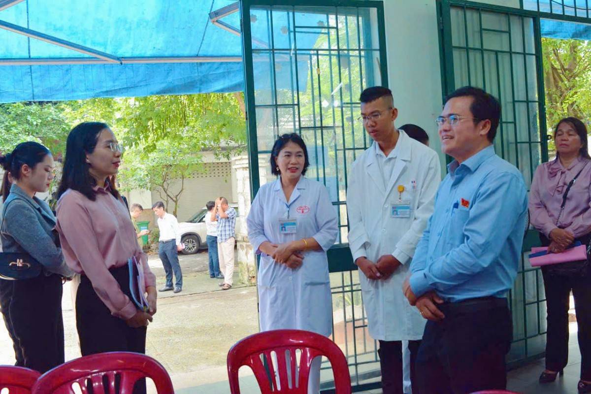 ông Cao Thanh Bình, Trưởng Ban Văn hoá - Xã hội làm trưởng đoàn, đã có buổi khảo sát tình hình hoạt động y tế và giáo dục tại phường Bình Tân. Đoàn đã đến làm việc tại Trạm Y tế phường và Trường Tiểu học Trần Văn Ơn.
