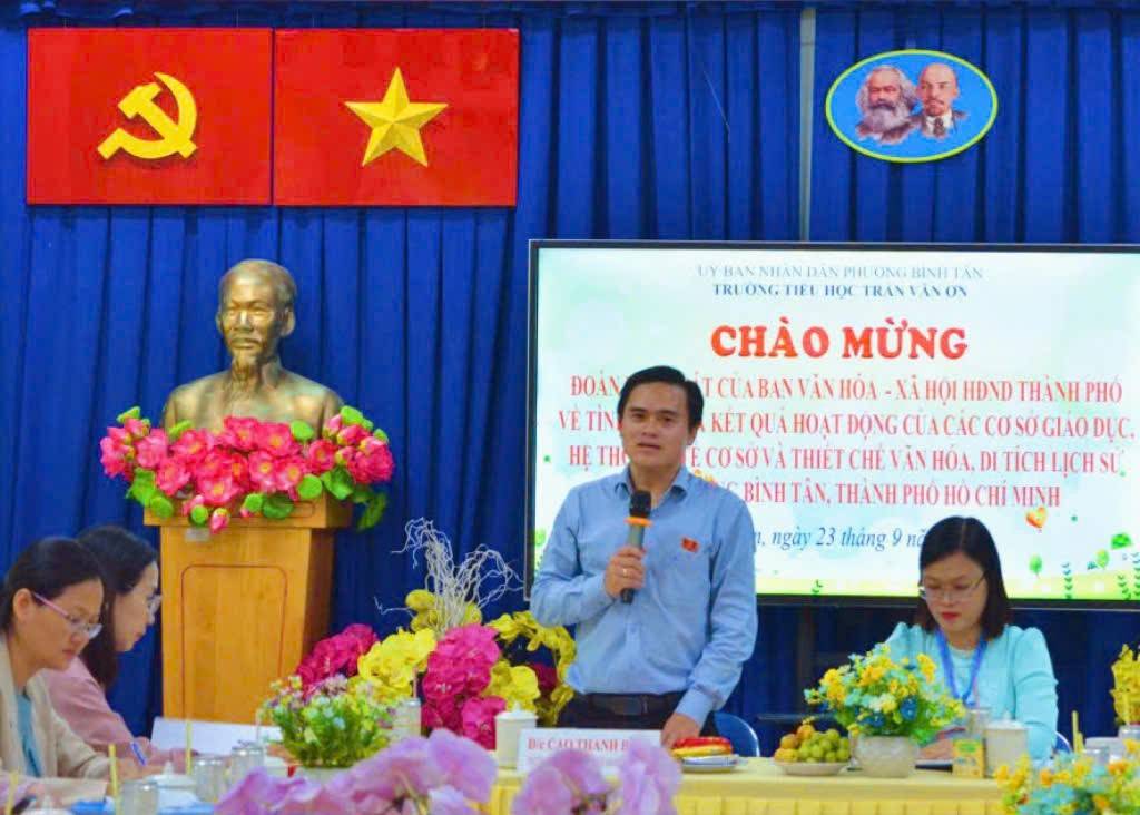 ông Cao Thanh Bình, Trưởng Ban Văn hoá - Xã hội, HĐND thành phố biểu dương tinh thần chủ động, trách nhiệm và đánh giá cao nỗ lực của đội ngũ cán bộ, nhân viên Trạm Y tế phường và tập thể sư phạm Trường Tiểu học Trần Văn Ơn 