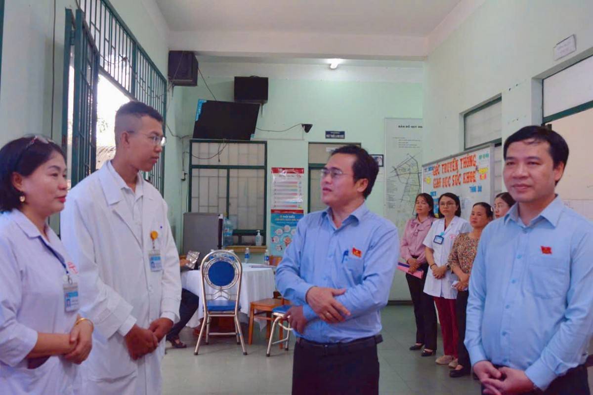 ông Cao Thanh Bình, Trưởng Ban Văn hoá - Xã hội làm trưởng đoàn, 