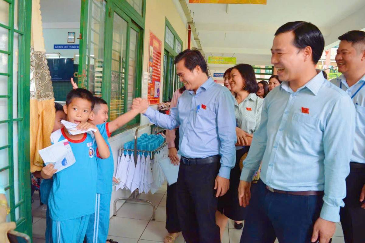 Đoàn khảo sát tại trường Tiểu học Trần Văn Ơn