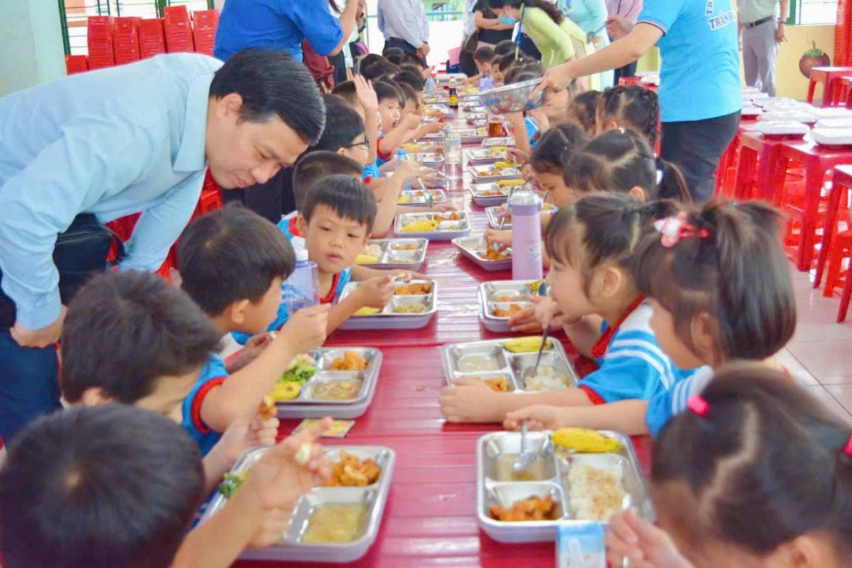 Đoàn đã tham quan và khảo sát bữa ăn trưa của các bé tại trường Tiểu học Trần Văn Ơn