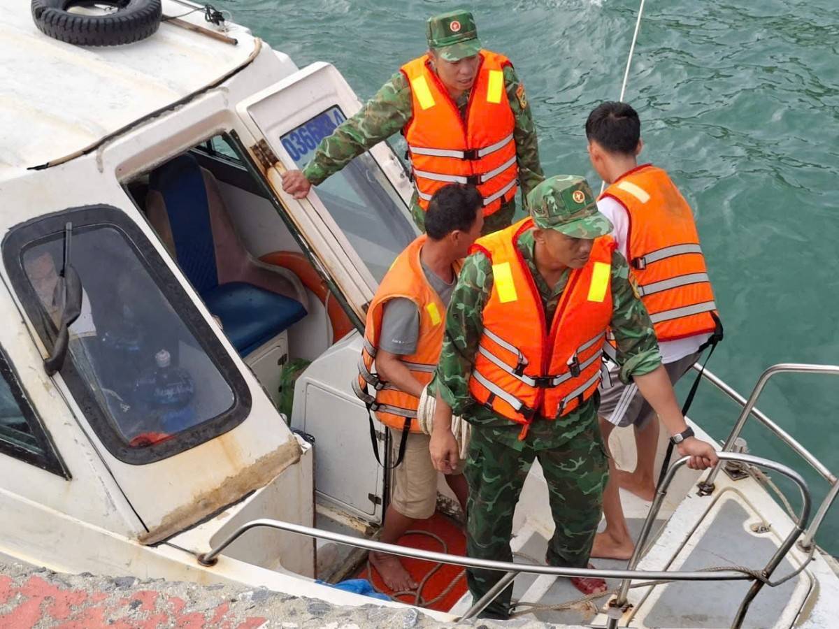 Hơn 8.000 du khách trên vịnh Hạ Long được đưa về bờ trước siêu bão Ragasa