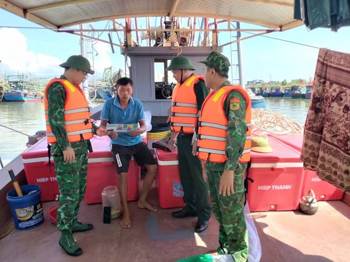 Hơn 8.000 du khách trên vịnh Hạ Long được đưa về bờ trước siêu bão Ragasa