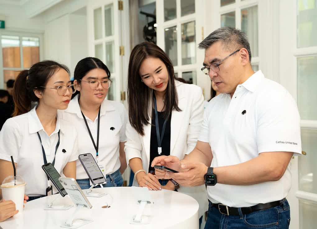 Người dùng trải nghiệm tính năng ứng dụng trong buổi ra mắt. Ảnh: CUB