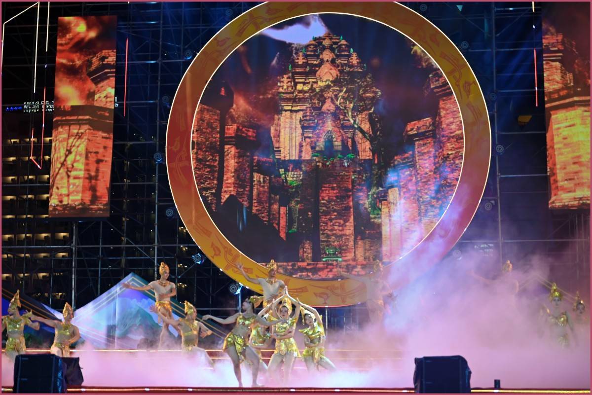 Hơn 200 nghệ sĩ biểu diễn chào mừng thành công Đại hội đại biểu Đảng bộ tỉnh Khánh Hòa lần thứ I