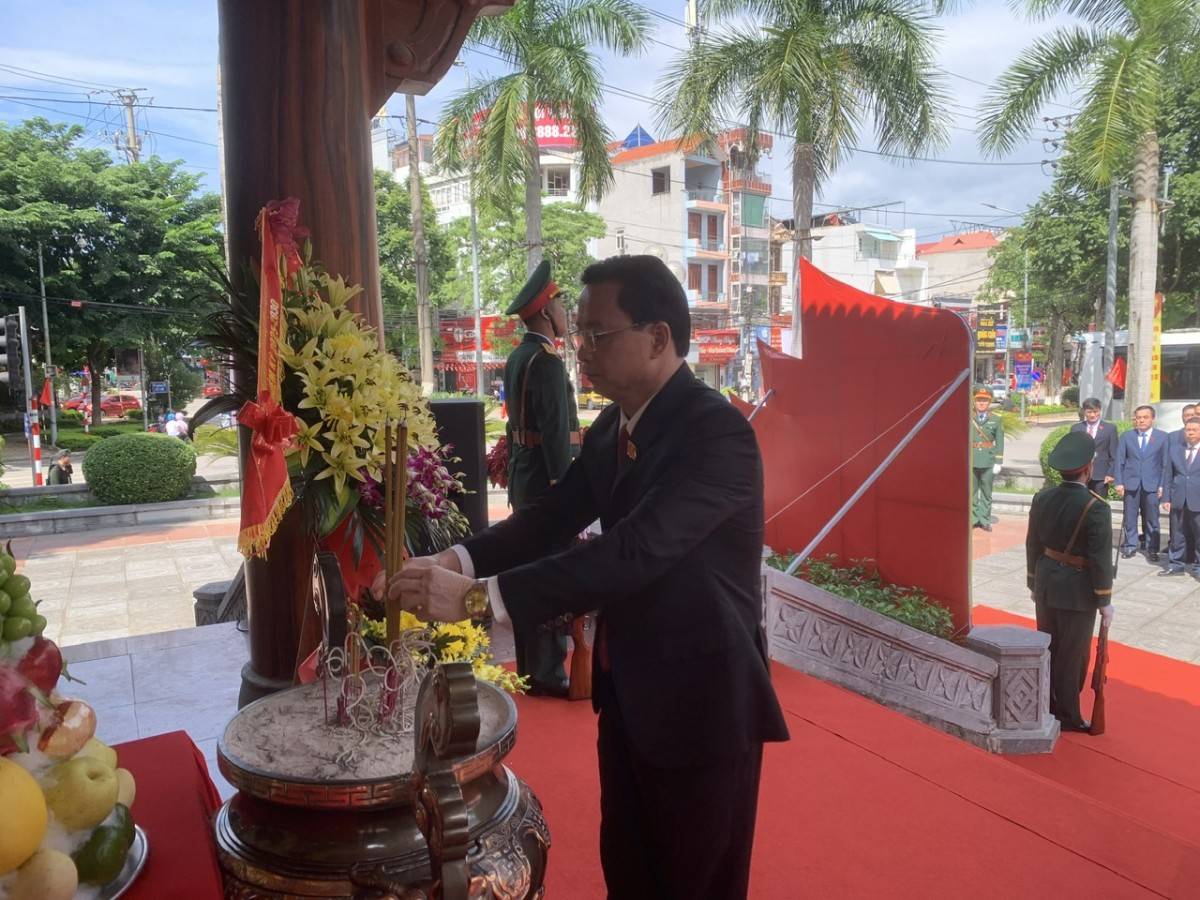 Đoàn đại biểu Đại hội Đảng bộ tỉnh Lạng Sơn dâng hương tưởng niệm Bác Hồ và đồng chí Hoàng Văn Thụ