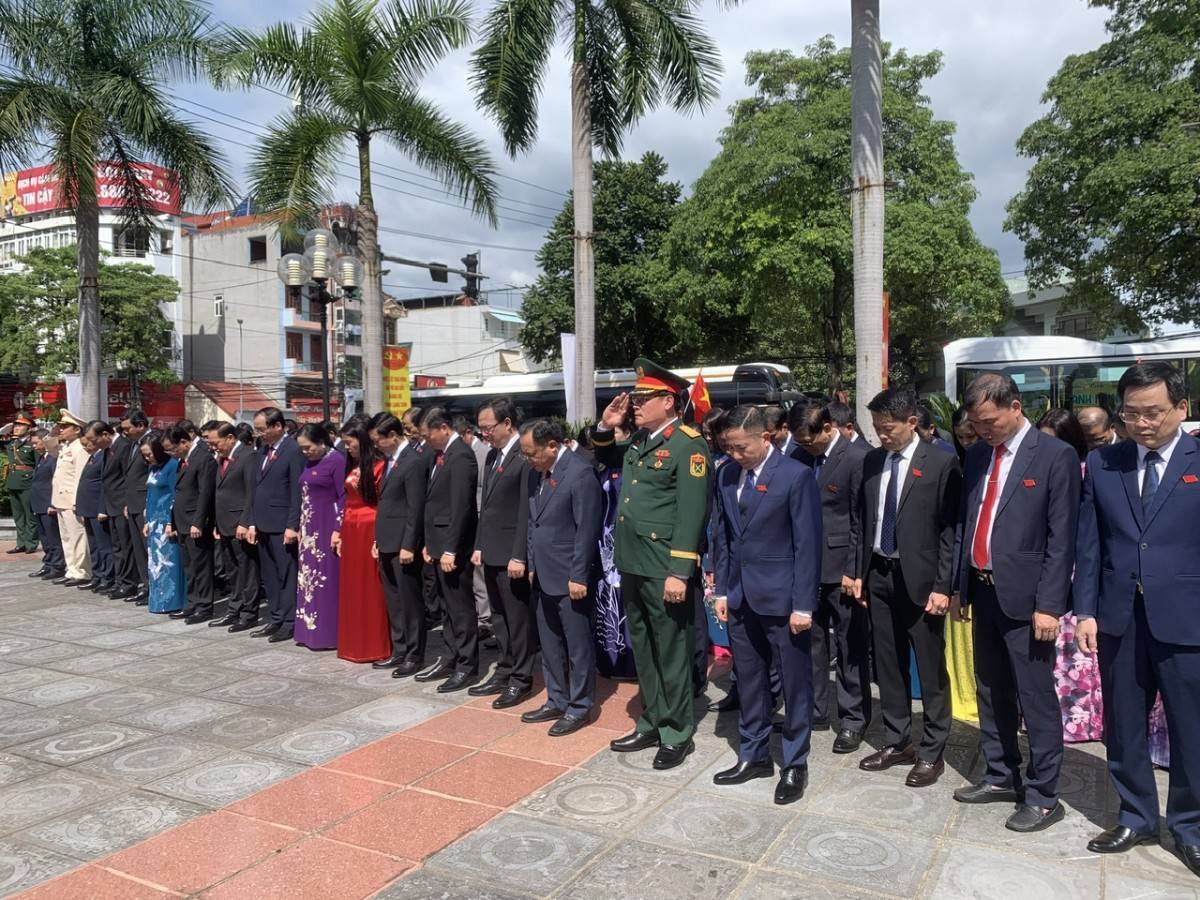 Đoàn đại biểu Đại hội Đảng bộ tỉnh Lạng Sơn dâng hương tưởng niệm Bác Hồ và đồng chí Hoàng Văn Thụ
