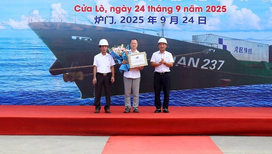 Lãnh đạo Công ty cổ phần Cảng Nghệ Tĩnh tặng hoa cho Thuyền trưởng tàu XIN YUAN 237 tại Lễ khai trương