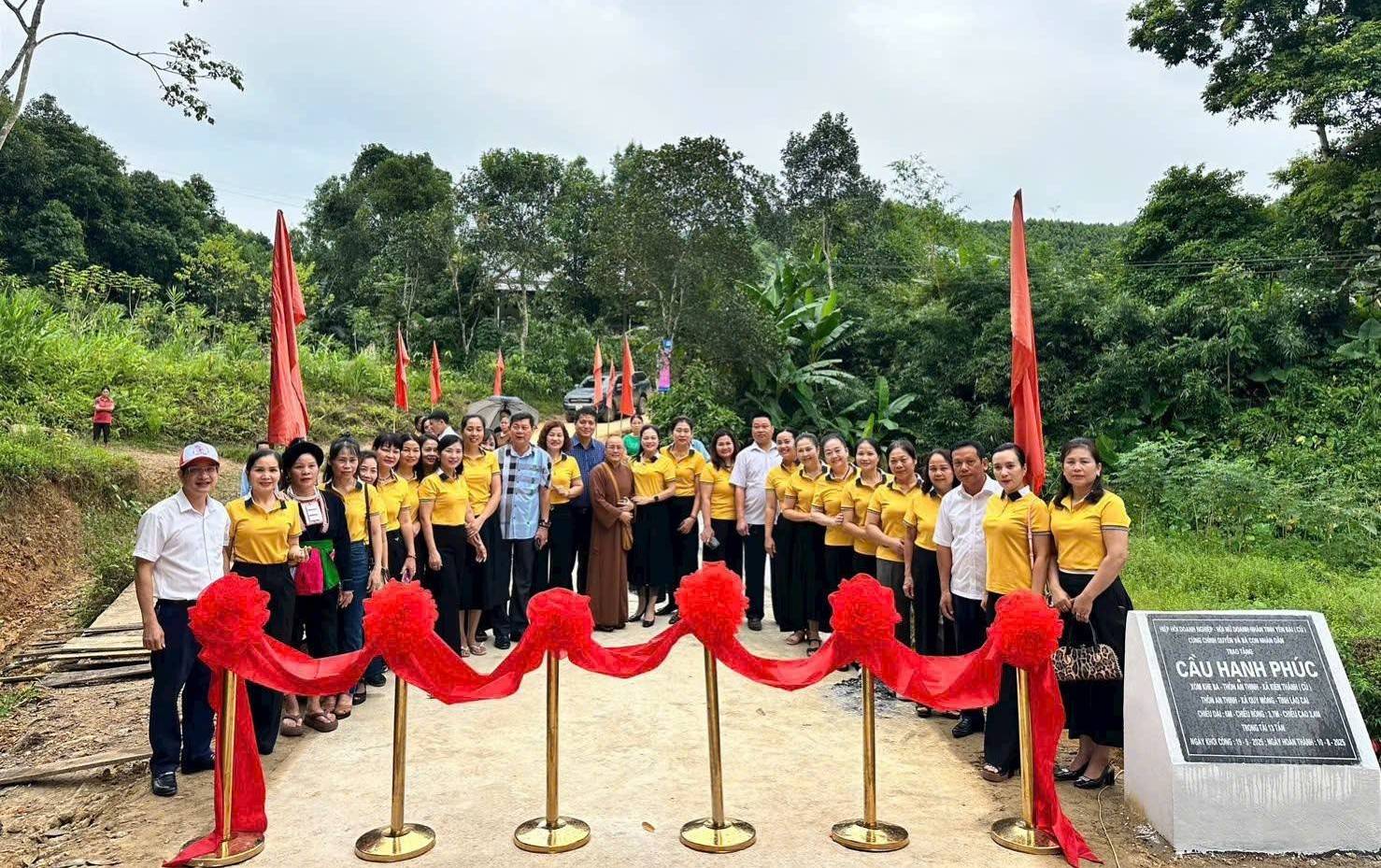 Lào Cai: Hội Nữ doanh nhân khánh thành cầu Hạnh Phúc và trao quà cho bệnh nhân chạy thận