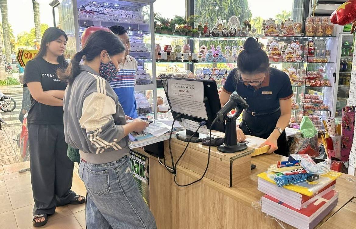 Đắk Lắk nhộn nhịp thị trường đầu năm học mới, hàng Việt chiếm ưu thế