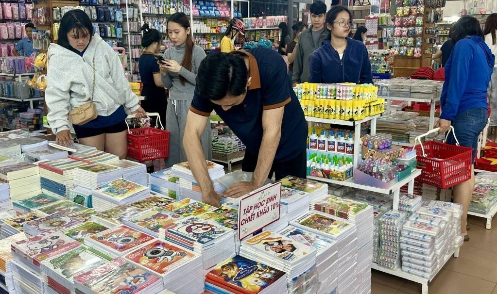 Nhiều phụ huynh, học sinh tranh thủ cuối tuần đi mua sắm đồ dùng học tập cho năm học mới. Ảnh: VOV.