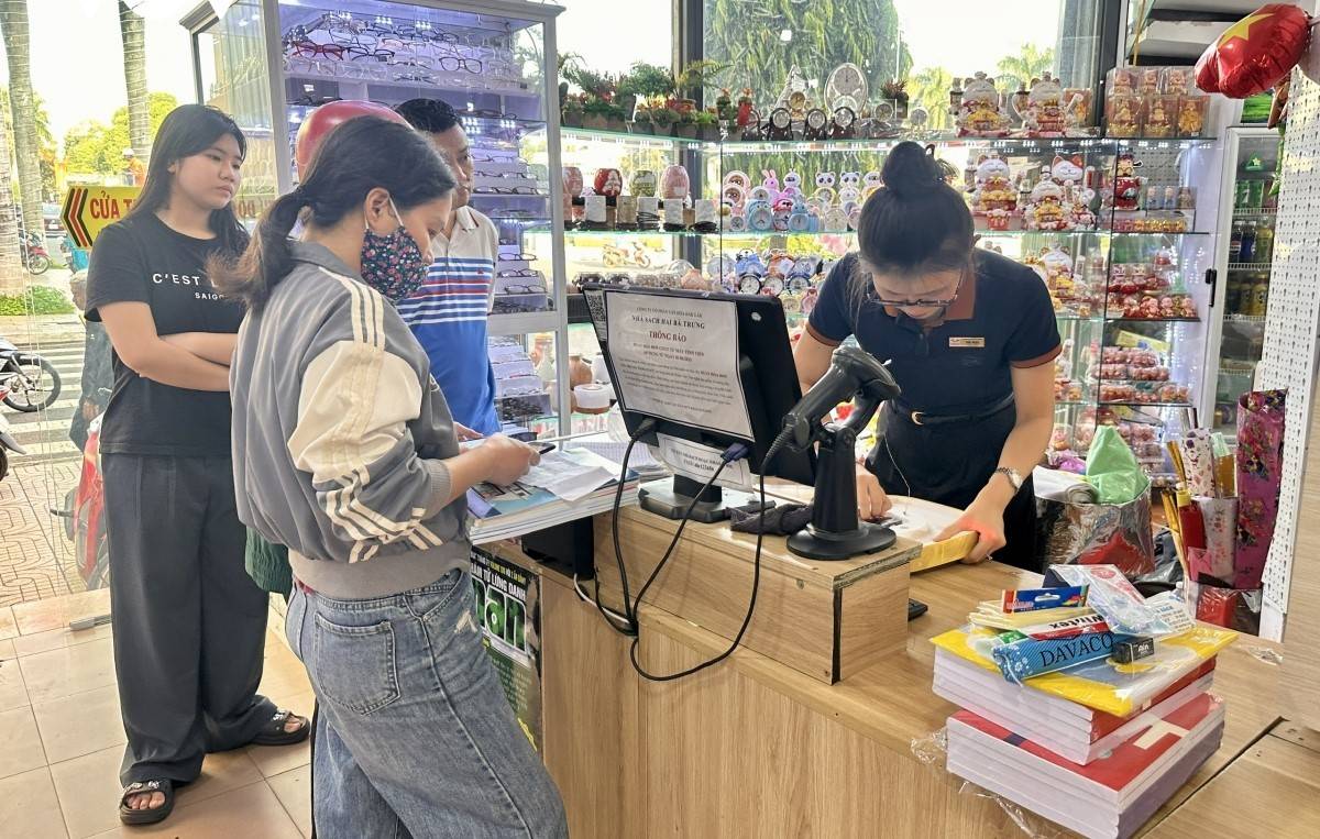 Khách hàng ưu tiên chọn hàng Việt trong mùa mua sắm đầu năm học mới ở Đắk Lắk. Ảnh: VOV.