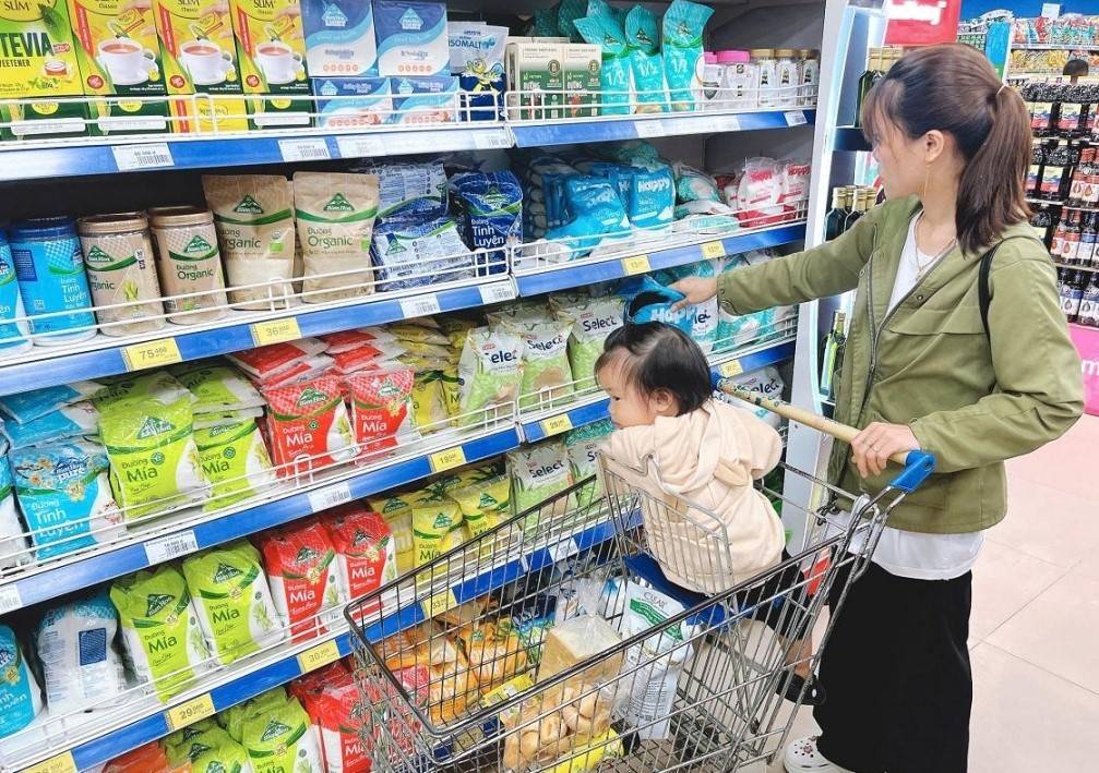 Người dân chọn mua hàng Việt Nam tại Siêu thị Co.opmart Tuy Hòa. Ảnh: Báo Đắk Lắk.