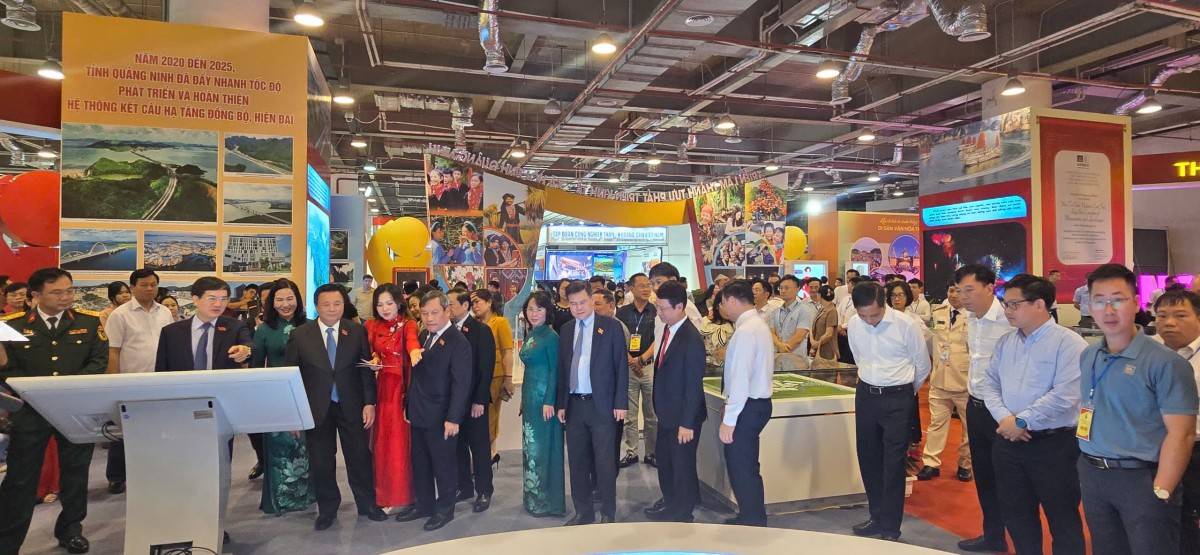 Các đại biểu tham quan triển lãm Khai mạc Triển lãm thành tựu phát triển kinh tế - xã hội tỉnh Quảng Ninh giai đoạn 2020 – 2025