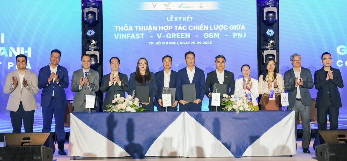 Đại diện VinFast, GSM, V-Green và PNJ tại Lễ ký kết thoả thuận hợp tác thúc đẩy giao thông xanh.