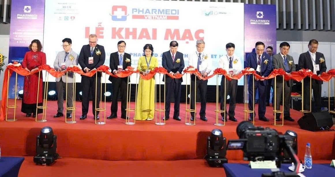 Các đại biểu cắt băng khánh thành Khai mạc Triển lãm quốc tế chuyên ngành Y tế và Dược phẩm PHARMEDI VIETNAM 2025