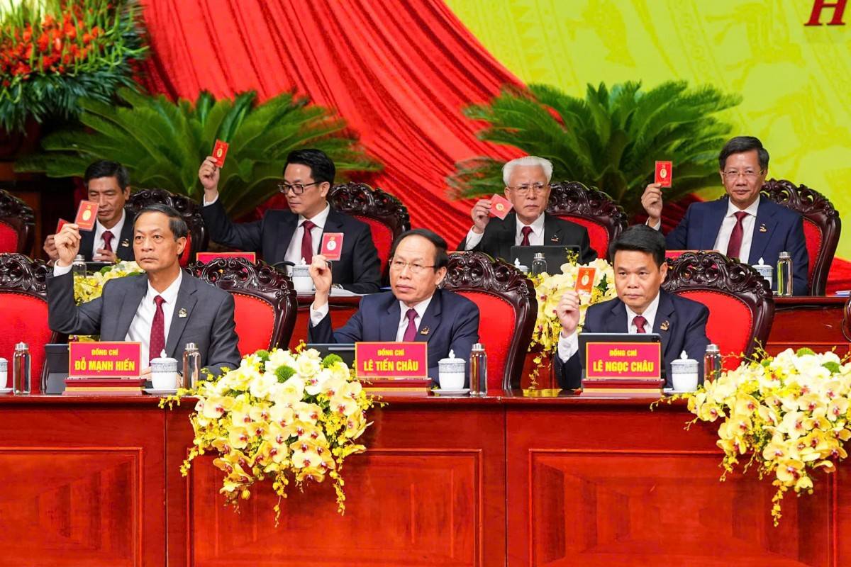 Các đại biểu biểu quyết