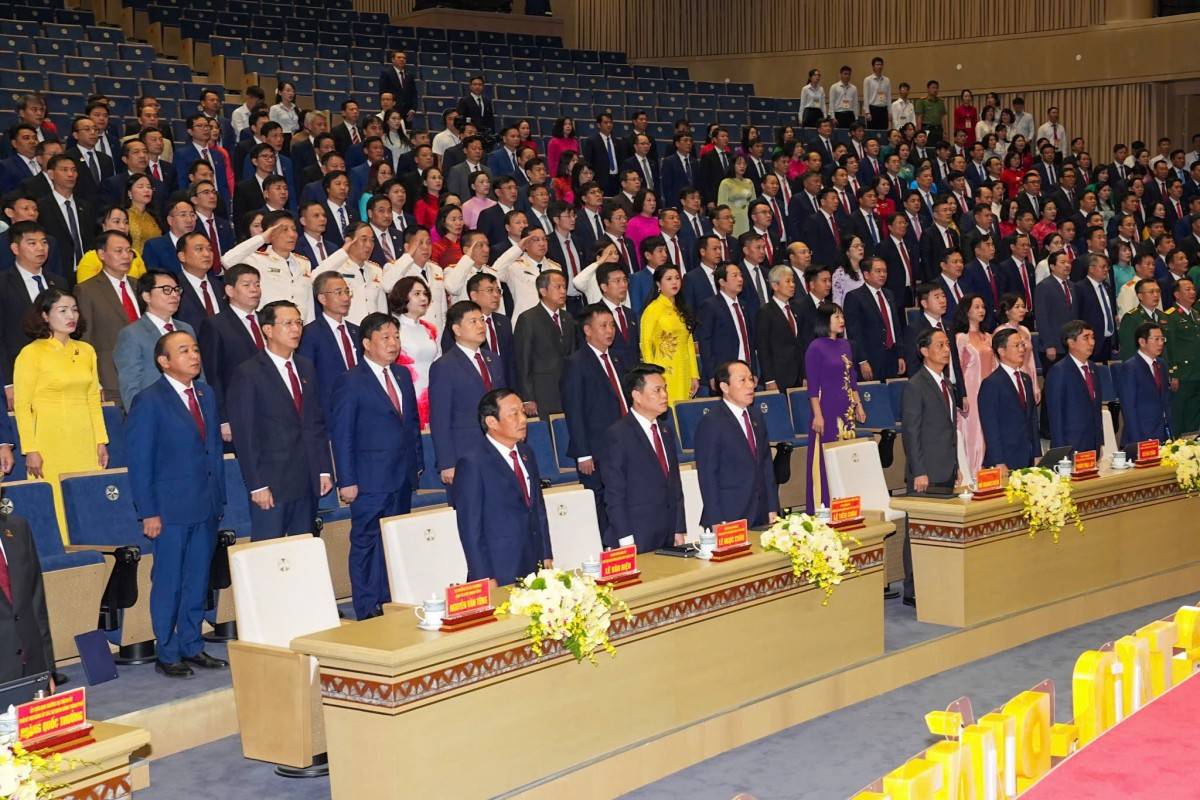 Các đại biểu làm Lễ chào cờ.